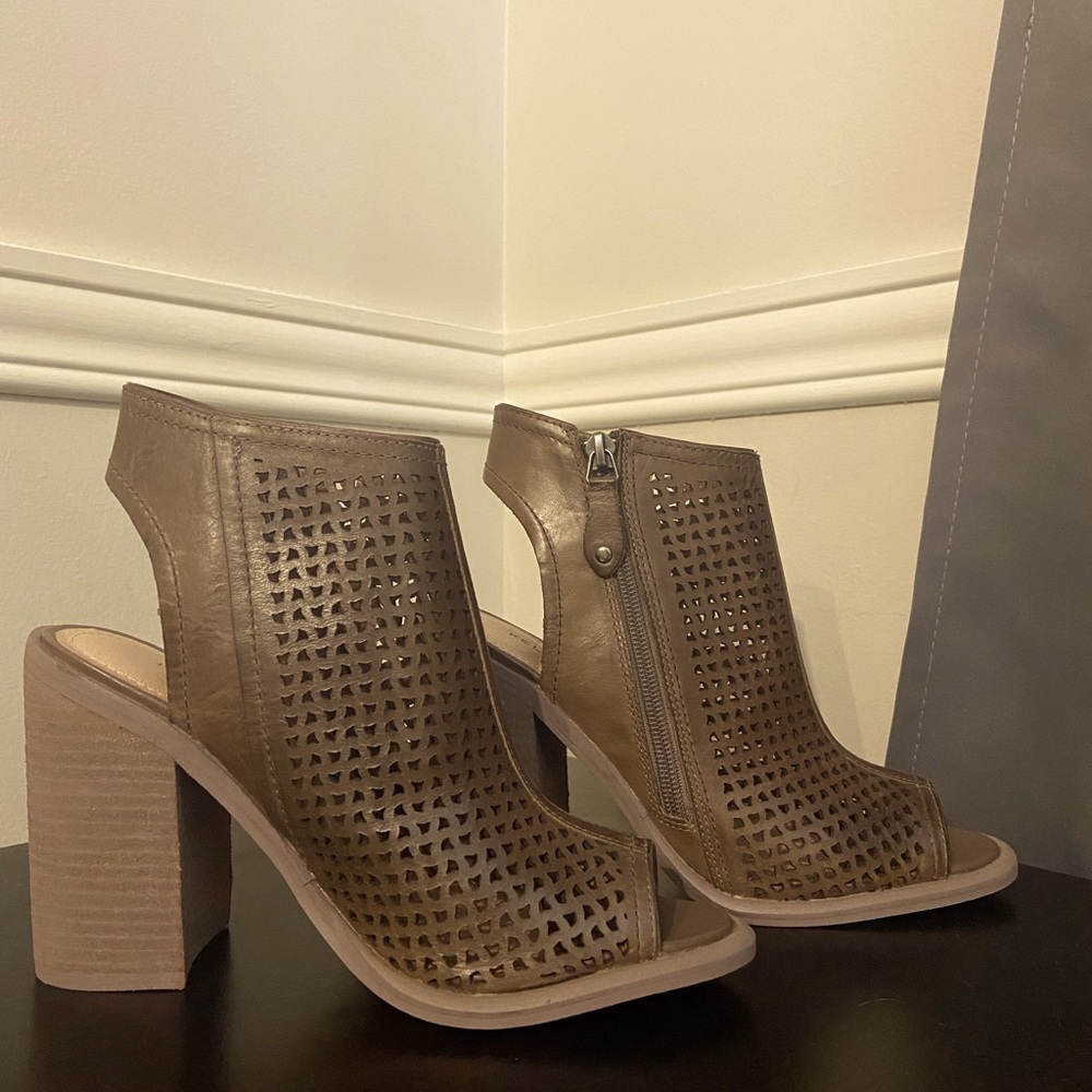 Kelsi Dagger Heeled Open Toe Sandal